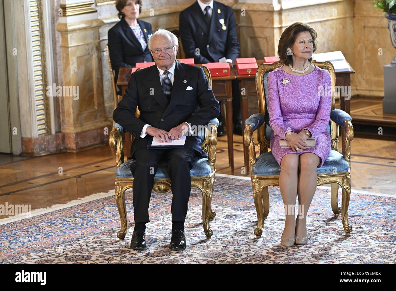 Stockholm, Schweden. 31. Mai 2024. STOCKHOLM, SCHWEDEN 20240531 König Carl XVI. Gustaf und Königin Silvia im Königspalast während der Zeremonie, bei der prominente Schweden vom König königliche Orden erhalten. Stockholm, Schweden am 31. Mai 2024 Foto: Henrik Montgomery/TT/Code 10060 Credit: TT News Agency/Alamy Live News Stockfoto