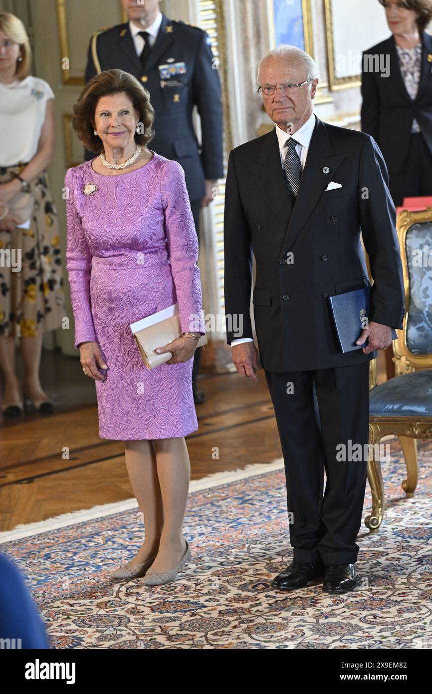 Stockholm, Schweden. 31. Mai 2024. STOCKHOLM, SCHWEDEN 20240531 König Carl XVI. Gustaf und Königin Silvia im Königspalast während der Zeremonie, bei der prominente Schweden vom König königliche Orden erhalten. Stockholm, Schweden am 31. Mai 2024 Foto: Henrik Montgomery/TT/Code 10060 Credit: TT News Agency/Alamy Live News Stockfoto