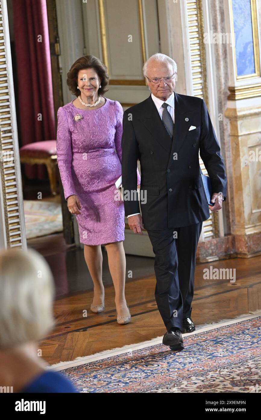 Stockholm, Schweden. 31. Mai 2024. STOCKHOLM, SCHWEDEN 20240531 König Carl XVI. Gustaf und Königin Silvia im Königspalast während der Zeremonie, bei der prominente Schweden vom König königliche Orden erhalten. Stockholm, Schweden am 31. Mai 2024 Foto: Henrik Montgomery/TT/Code 10060 Credit: TT News Agency/Alamy Live News Stockfoto