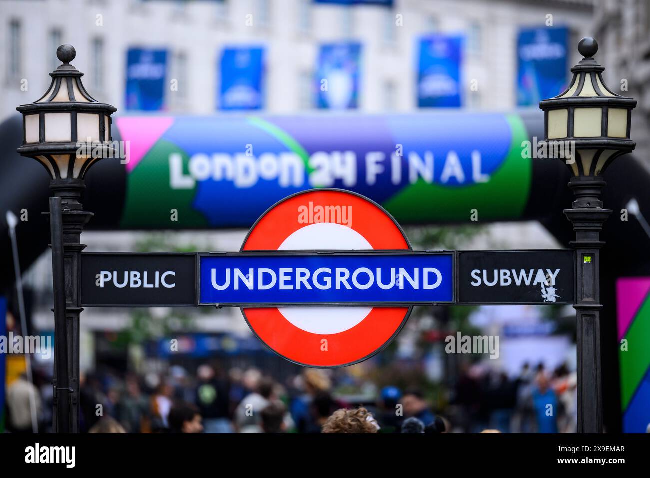 London, Großbritannien. 31. Mai 2024. Das London Underground Logo ist vor dem Champions Festival in der Regent Street zu sehen. Das Champions-League-Finale zwischen Dortmund und Real Madrid findet am Samstag, 1. Juni, im Wembley-Stadion statt. Quelle: Tom Weller/dpa/Alamy Live News Stockfoto