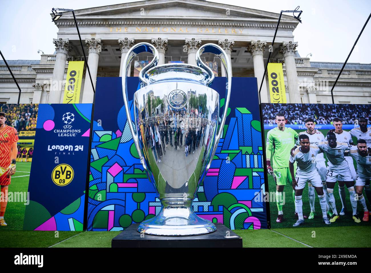 London, Großbritannien. 31. Mai 2024. Eine große Nachbildung der UEFA Champions League-Trophäe steht vor der National Gallery in London beim Champions Festival am Trafalgar Square. Das Champions-League-Finale zwischen Dortmund und Real Madrid findet am Samstag, 1. Juni, im Wembley-Stadion statt. Quelle: Tom Weller/dpa/Alamy Live News Stockfoto