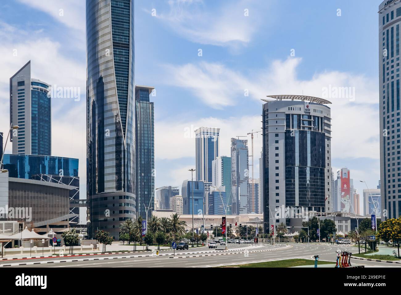 Doha, Katar - 29. April 2024: West Bay Area, Geschäftsviertel in Doha mit Wolkenkratzern Stockfoto