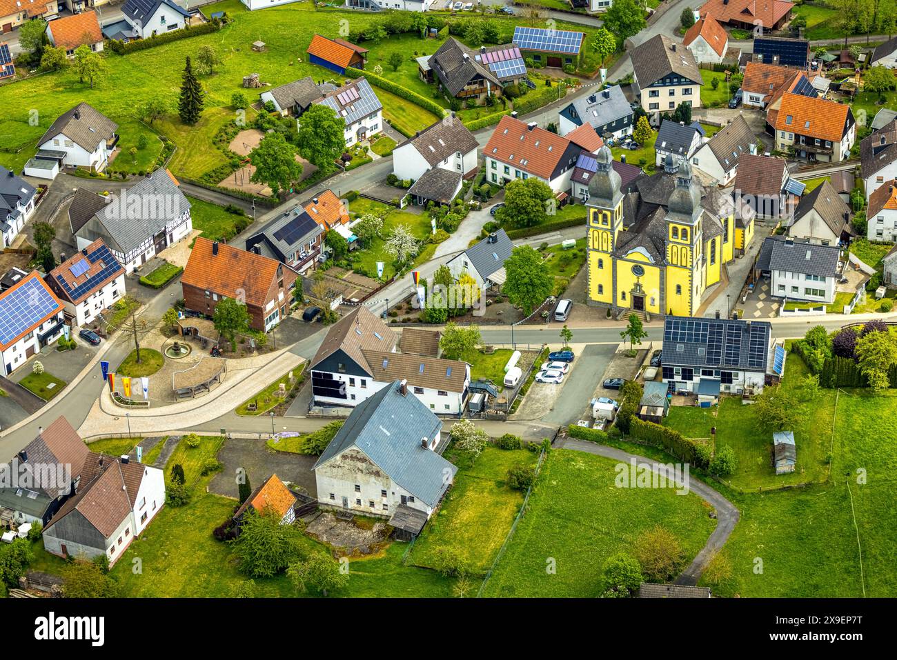 Luftbild, gelbe Kirche St. Maria Magdalena, Ortszentrum mit Dorfplatz, Padberg, Marsberg, Sauerland, Nordrhein-Westfalen, Deutschland ACHTUNGxMINDESTHONORARx60xEURO *** Luftaufnahme, gelbe Kirche St. Maria Magdalena, Dorfmitte mit Dorfplatz, Padberg, Marsberg, Sauerland, Nordrhein-Westfalen, Deutschland ATTENTIONxMINDESTHONORARx60xEURO Stockfoto