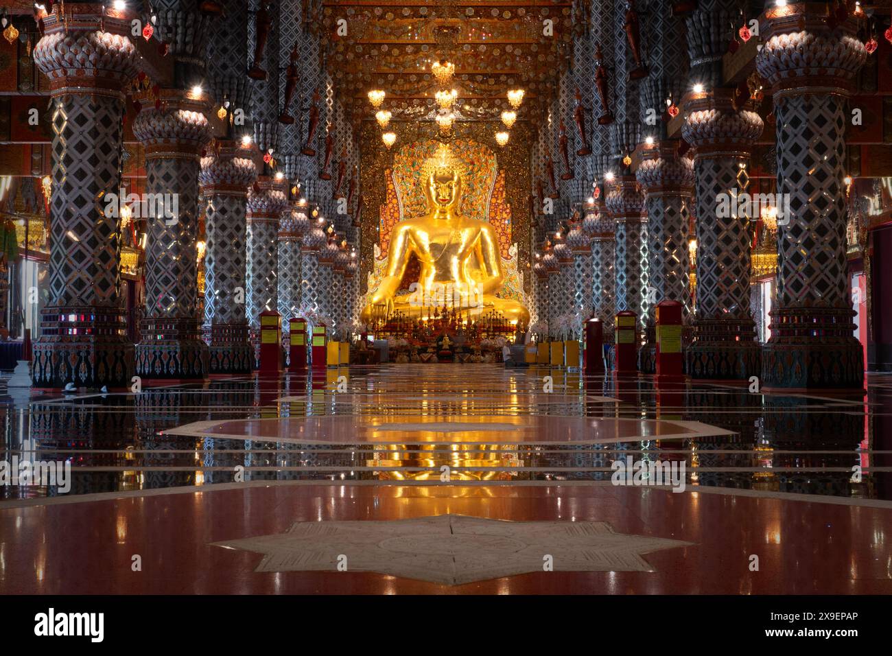CHIANG Mai THAILAND – 31. MAI 2024: Der neu fertiggestellte goldene Buddha im Wat Sri Don Moon Tempel, berühmter Ort in Chiang-Mai, Thailand. Stockfoto