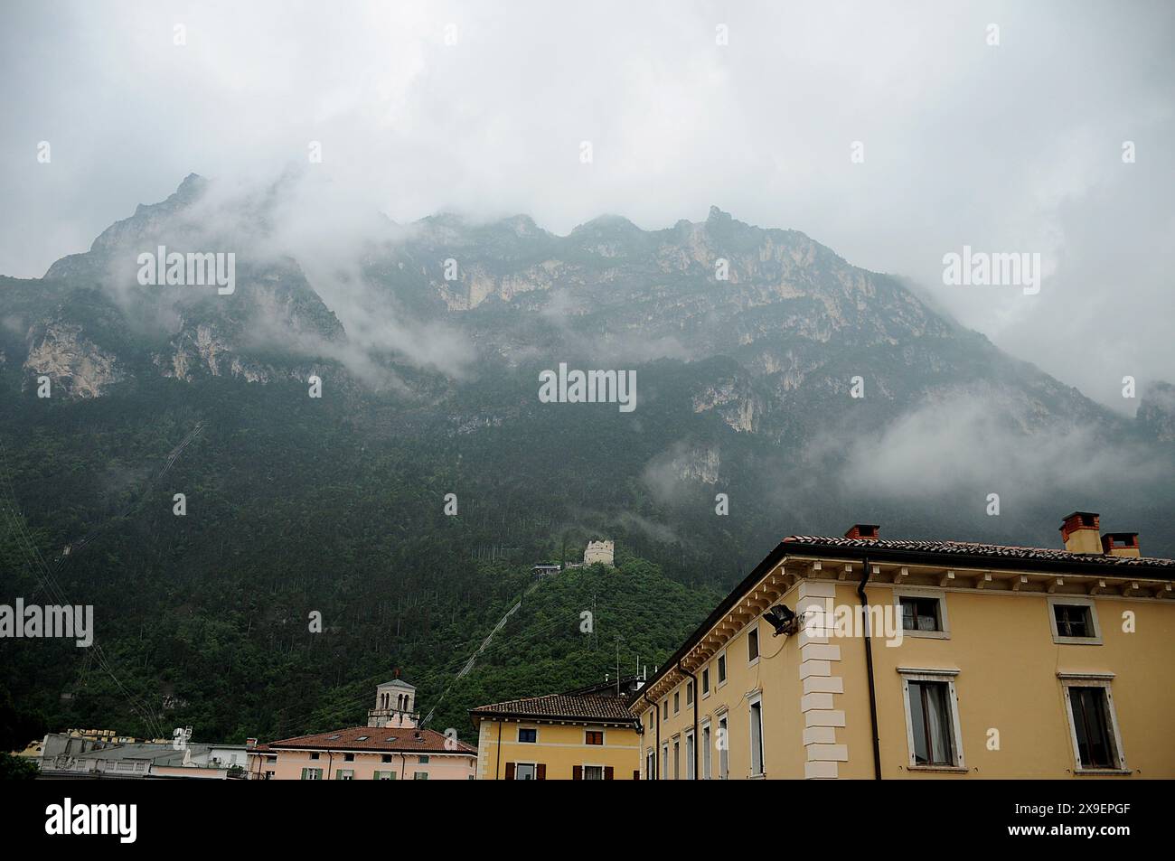 Rival del garda/Itlay/30 Mai 2024/ . Blick auf das italienische Rivra del garda und das Leben am gardasee und der italienischen Stadt Riva del garda Itlay (Foto von Francis Joseph Dean/Dean Pictures) (nicht für kommerzielle Zwecke) Stockfoto