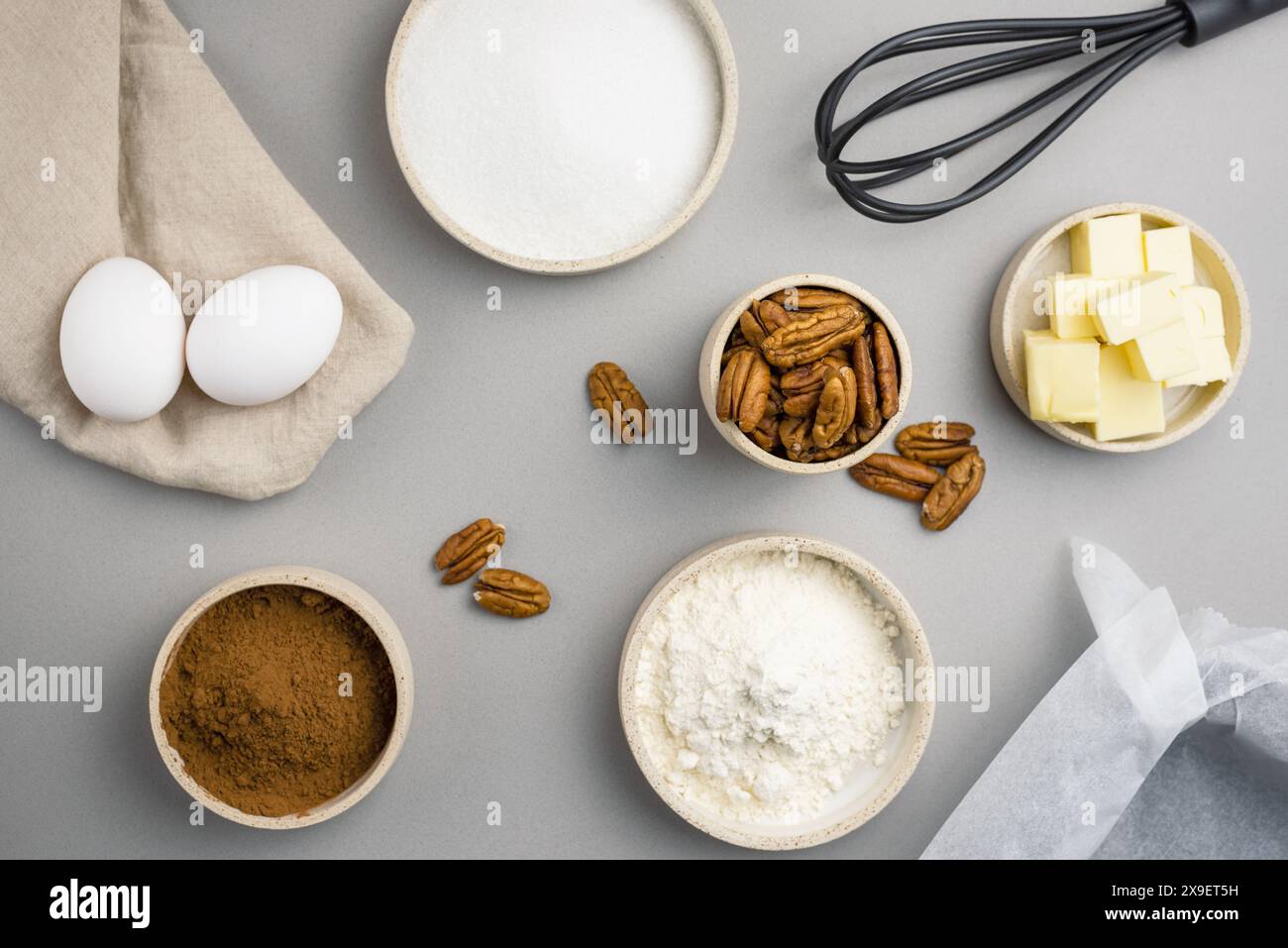 Nahaufnahme der Zutaten für Brownie auf grauer Oberfläche in der modernen Küche. Kulinarischer Blog. Stockfoto
