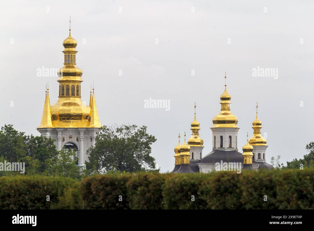 Nicht exklusiv: KIEW, UKRAINE - 30. MAI 2024 - vergoldete Kuppeln krönt die Kirchen der Kiew-Petschersk Lawra, Kiew, Hauptstadt der Ukraine. Stockfoto