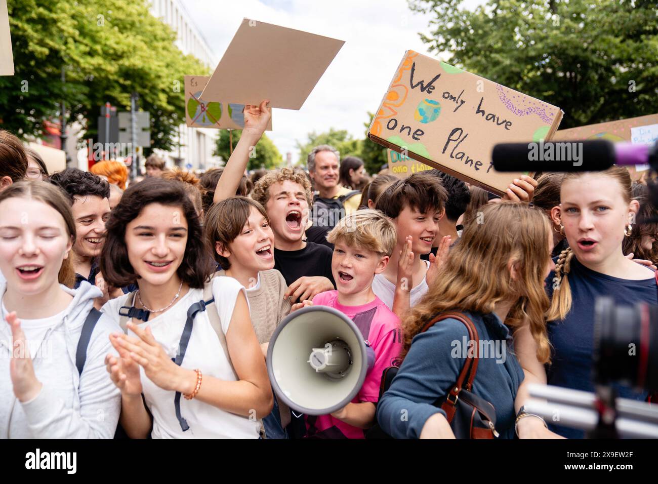 Berlin, Berlin, Deutschland. 31. Mai 2024. Freitage für zukünftigen Protest in der Berliner Innenstadt als Aufruf zu mehr Klimaschutzmaßnahmen vor den Europawahlen. (Kreditbild: © Andreas Stroh/ZUMA Press Wire) NUR REDAKTIONELLE VERWENDUNG! Nicht für kommerzielle ZWECKE! Stockfoto