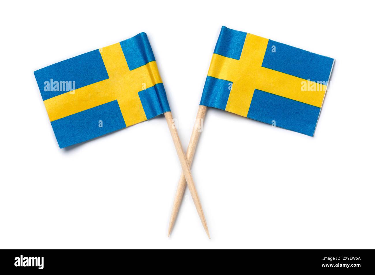 Schwedische Miniatur-Papierflaggen schließen sich isoliert auf weißem Hintergrund Stockfoto