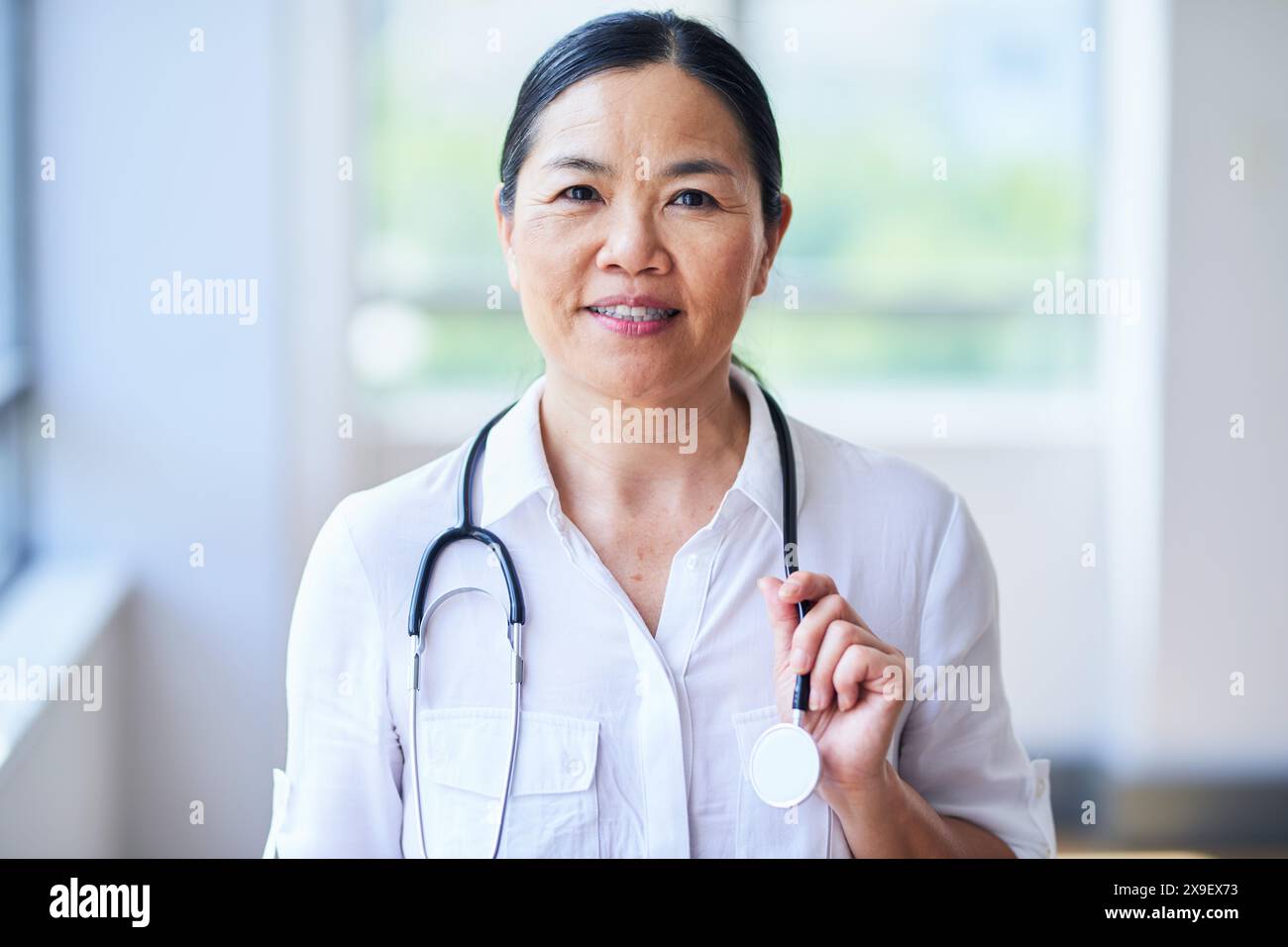 Selbstbewusste Ärztin Im Krankenhaus Mit Stethoskop Stockfoto