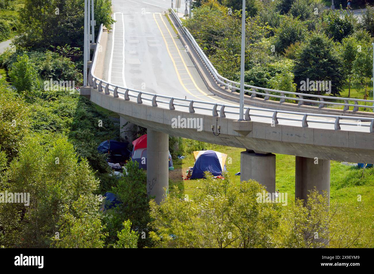 Zeltlager unter einer Autobahnrampe an der Barrington Street in Halifax, Nova Scotia, Kanada (2023) Stockfoto