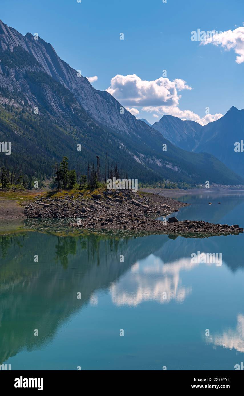 Medicine Lake Reflection, Jasper-Nationalpark, Kanada. Stockfoto