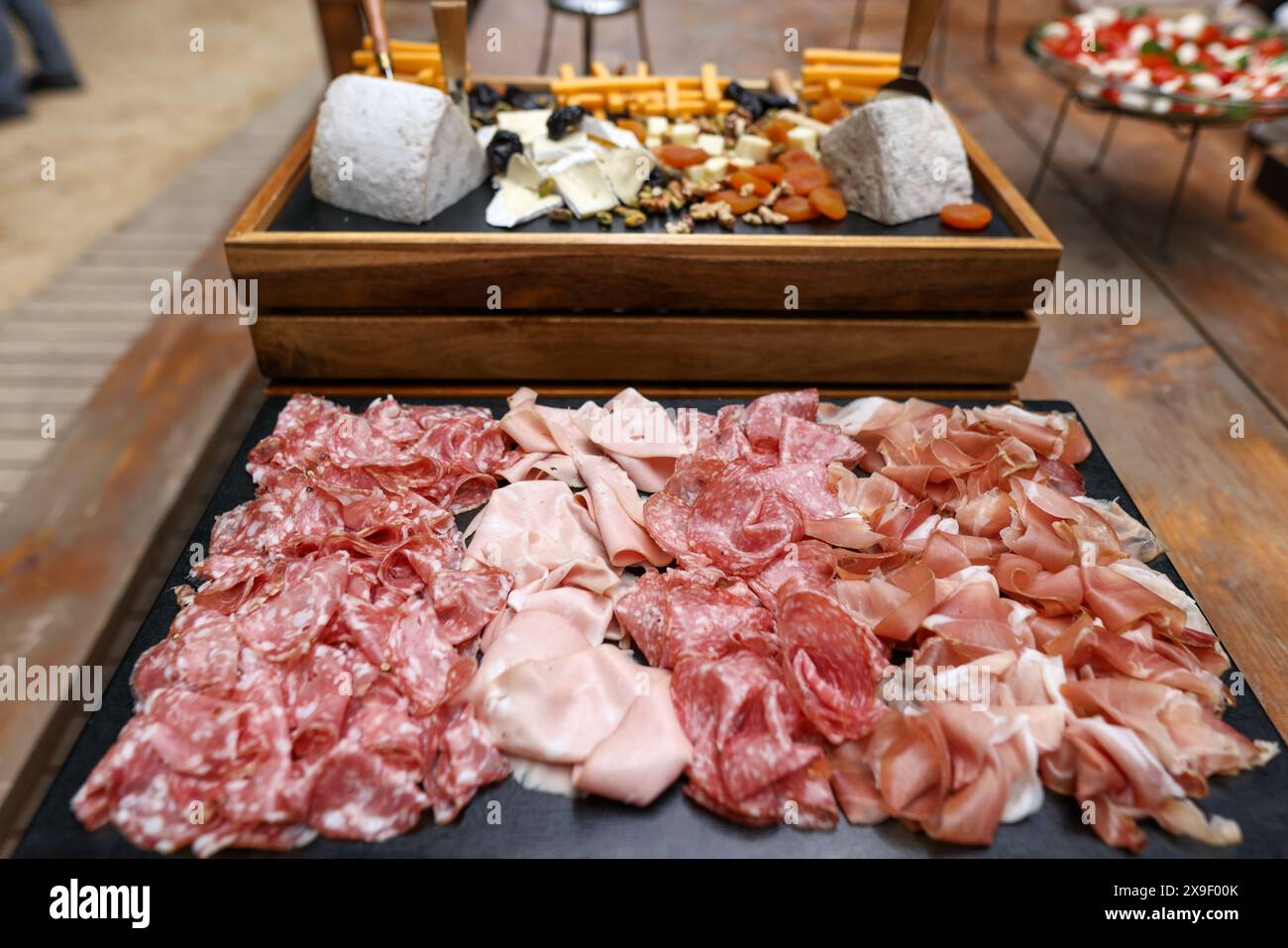 Geringe Schärfentiefe (selektiver Fokus) mit verschiedenen Fleischsorten (Wurstwaren) an einem Buffet. Stockfoto