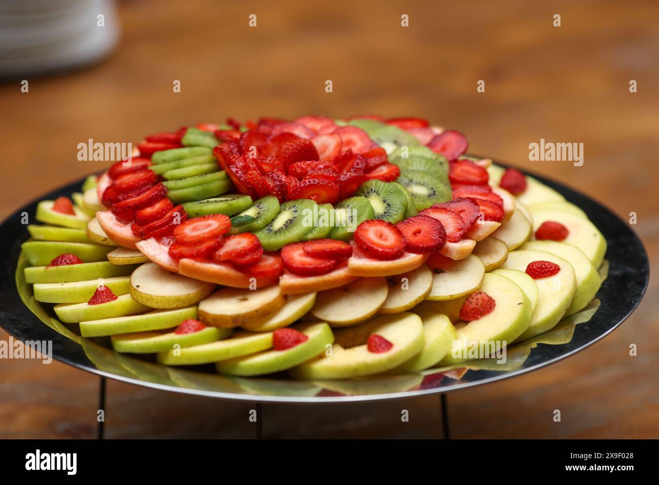 Geringe Schärfentiefe (selektiver Fokus) mit einem Obstsalat am Buffet. Stockfoto