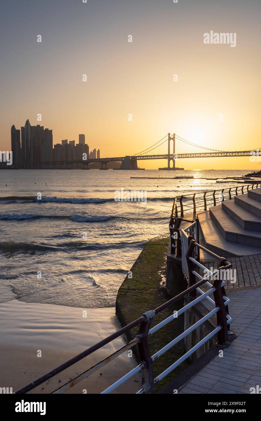 Wolkenkratzer von Marine City und Gwangan Bridge vom Gwangalli Beach bei Sonnenaufgang, Busan, Südkorea Stockfoto