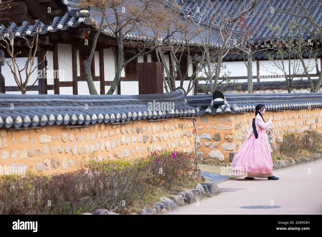 Frau in traditioneller Kleidung in Gyeongju Gyochon Traditional Village, Gyeongju, Südkorea Stockfoto