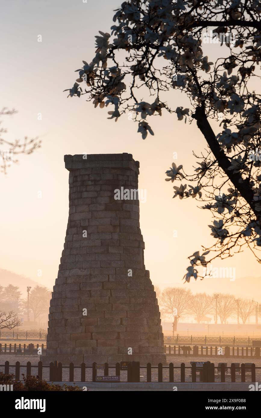 Cheomseongdae Observatorium (UNESCO-Weltkulturerbe) bei Sonnenaufgang, Gyeongju, Südkorea Stockfoto