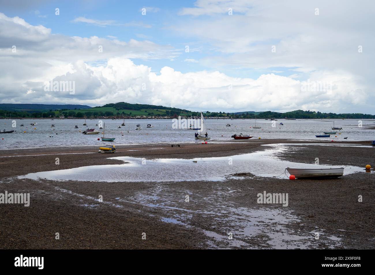 Der Fluss exe fließt mit Ebbe in der Mündung ins Meer und blickt zurück zum Starcross Stockfoto