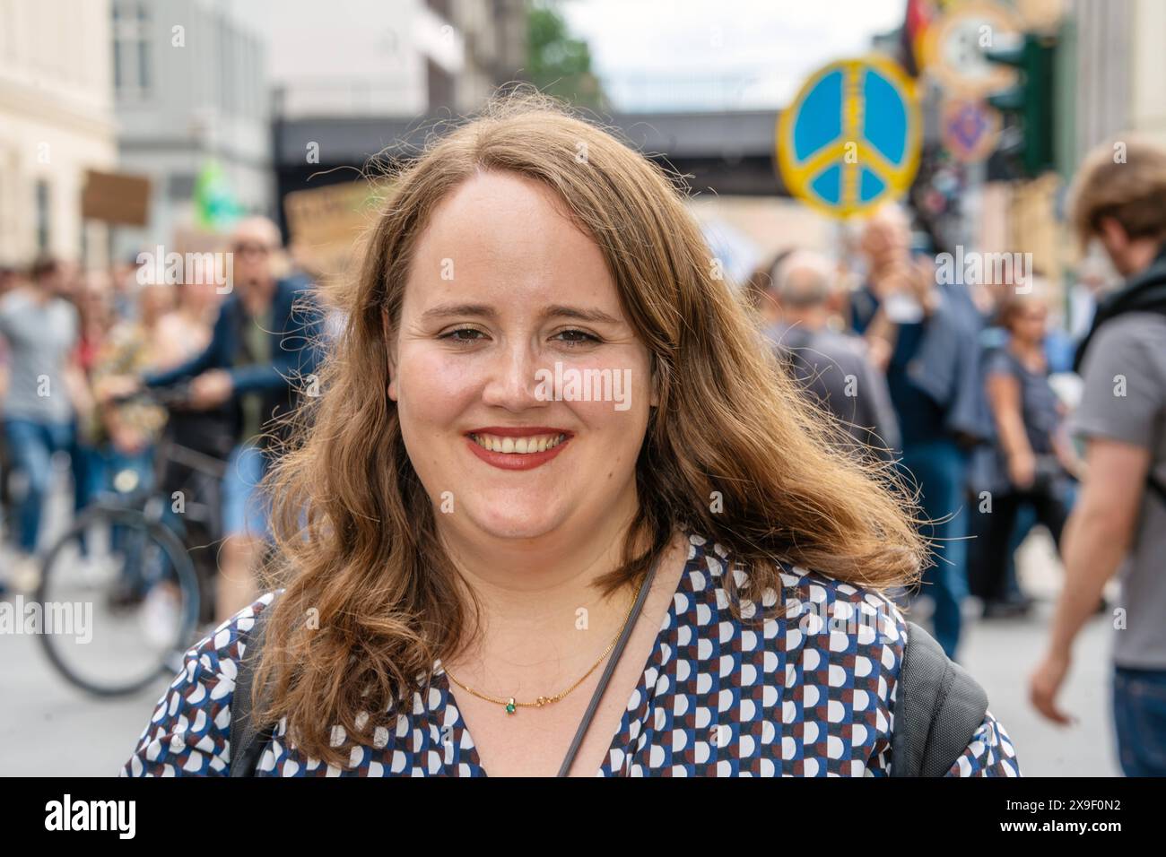 Ricarda lang, Bundesvorsitzende DIE GRÜNEN, Porträt am Rande des Klimastreiks von Fridays for Future, Berlin, 31. Mai 2024 Deutschland, Berlin, 31. Mai 2024, Ricarda lang, geb. 1994, Bundesvorsitzende BÜNDNIS90/DIE GRÜNEN, Porträt am Rande des Demonstrationszuges, Klimastreik von Fridays for Future, im Hintergrund ein Peace-Zeichen, Symbol für Frieden, Politikerin, die Grünen, *** Ricarda lang, Bundesvorsitzende der GRÜNEN, Porträt am Rande des Klimastreiks von Fridays for Future, Berlin, 31. Mai 2024 Deutschland, Berlin, 31. Mai 2024, Ricarda lang, geb. 1994, Bundesvorsitzende o Stockfoto