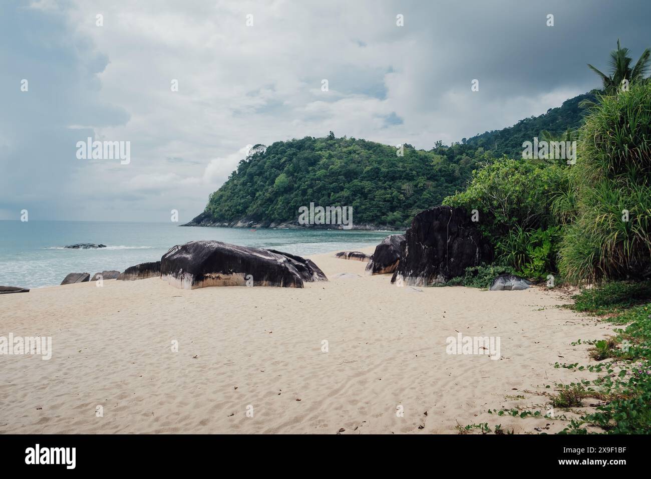 Ein schöner Strand entlang der Küste der Insel Tioman in Malaysia Stockfoto