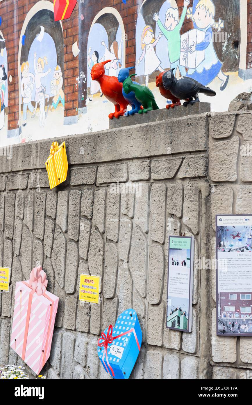 Skulpturen an der Wand im Gamcheon Culture Village, Busan, Südkorea Stockfoto