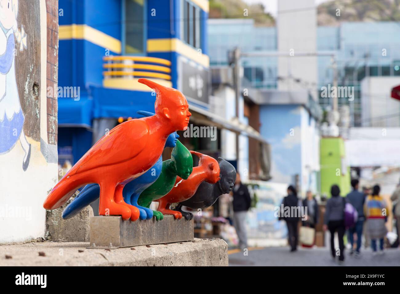 Skulpturen an der Wand im Gamcheon Culture Village, Busan, Südkorea Stockfoto