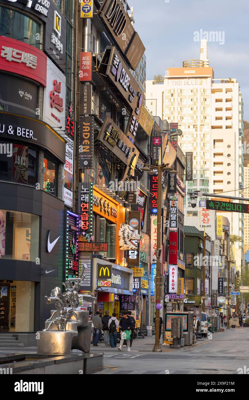 Geschäfte in der Seomyeon Young Street, Seomyeon, Busan, Südkorea Stockfoto