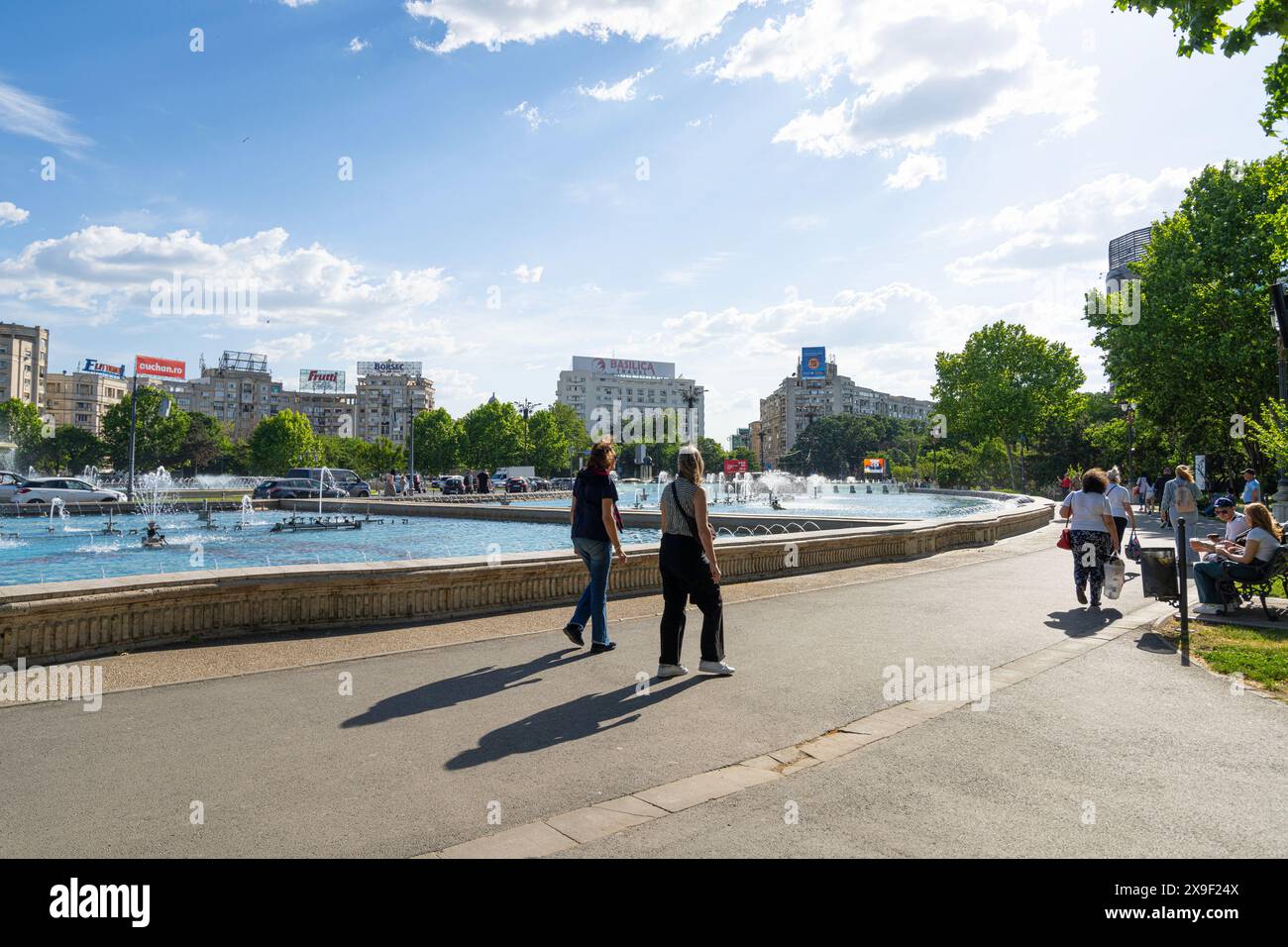 Bucarest, Rumänien. Mai 2024. Die Springbrunnen auf dem Unirii-Platz im Stadtzentrum Stockfoto