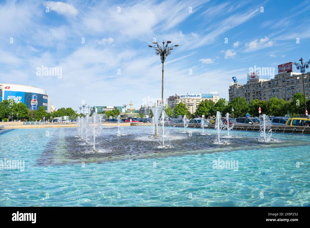 Bucarest, Rumänien. Mai 2024. Die Springbrunnen auf dem Unirii-Platz im Stadtzentrum Stockfoto