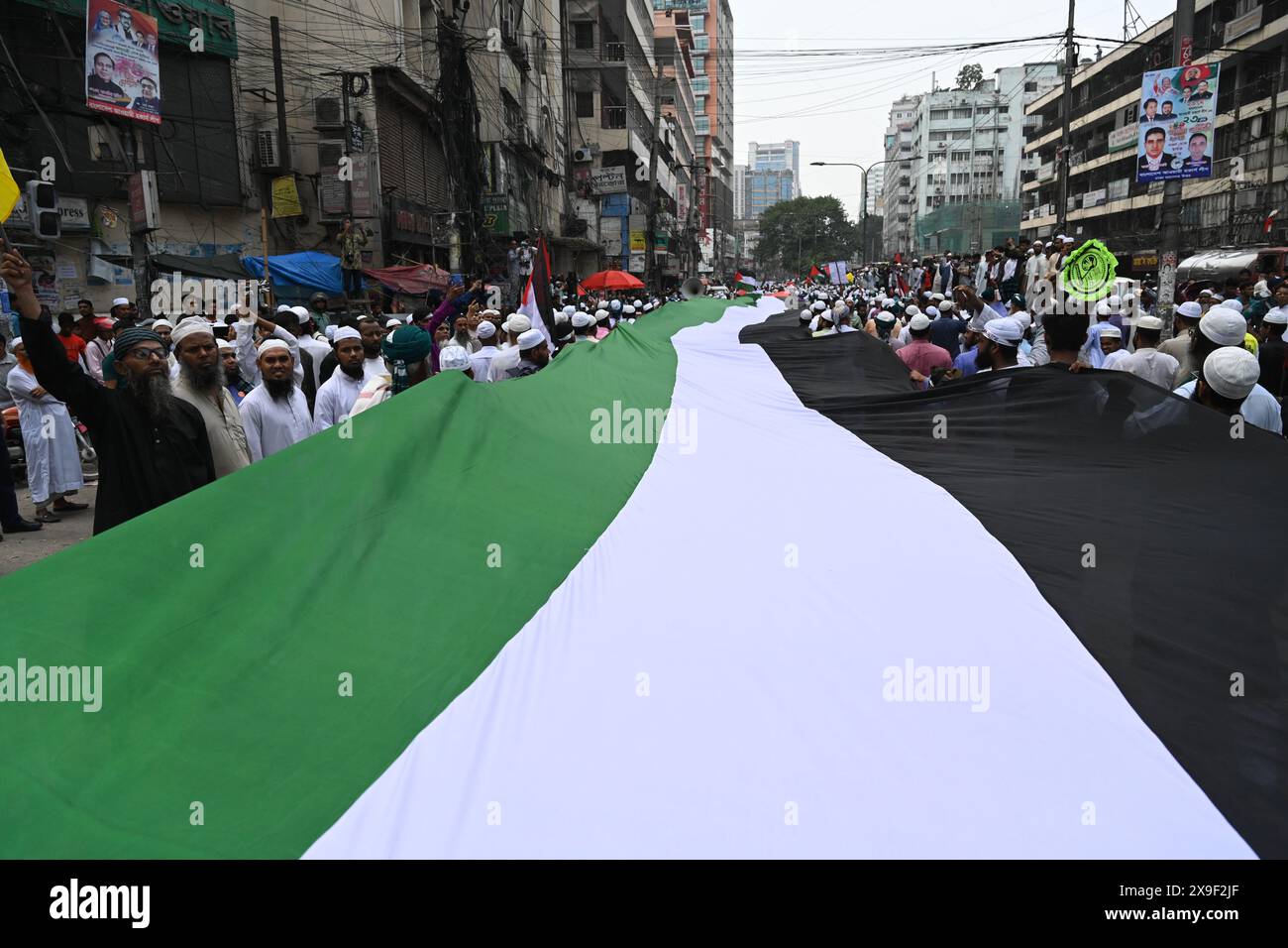 Aktivisten von Islami Andolan Bangladesch veranstalteten am 31. Mai 2024 in der Baitul Mukarram Moschee in Dhaka, Bangladesch, eine Massenprozession, in der sie nach den Freitagsgebeten den Völkermord stoppen und Palästina befreien wollten. Stockfoto