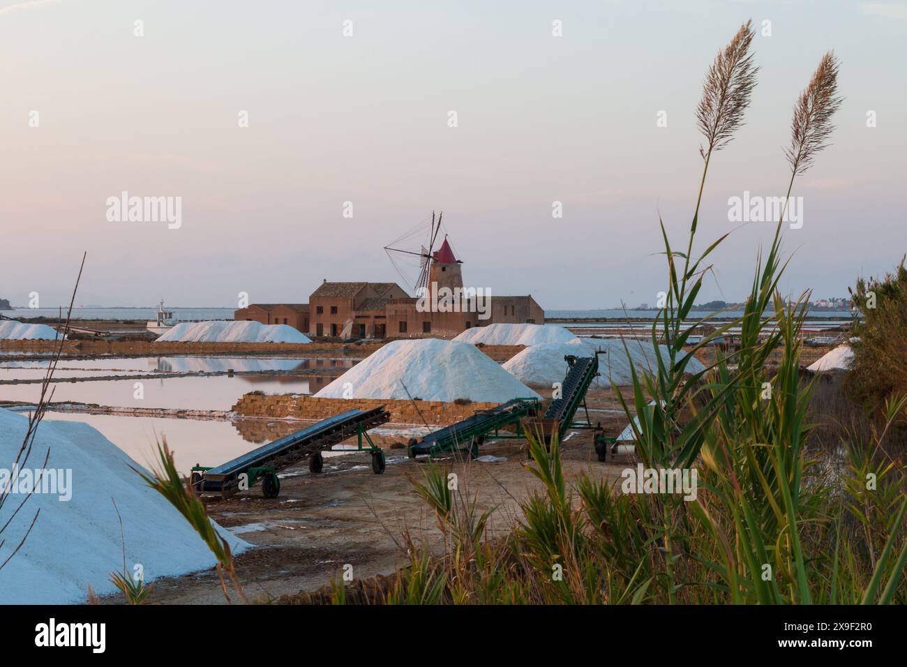 Die berühmte Windmühle im Zentrum der Salzpfannen-Landschaft von Mozia. Stockfoto