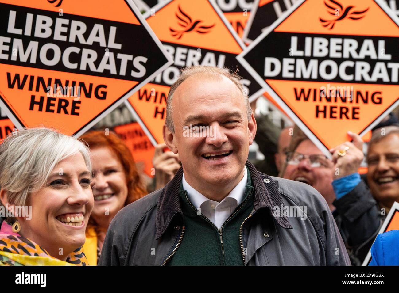 BERKHAMSTED – MAI 31: Ed Davey, Führer der Liberaldemokraten, trifft am 31. Mai 2024 in Berkhamsted, Hertfordshire, Parteibefürworter. Links ist Daisy Cooper, liberale Abgeordnete für St. Albans, rechts Victoria Collins, liberale Kandidatin für Harpenden & Berkhamsted. Harpenden & Berkhamsted ist ein neuer marginaler Sitz, den die Liberaldemokraten bei den Parlamentswahlen im Juli 2024 von den Konservativen nehmen wollen. Foto: David Levenson/ Alamy Live News Stockfoto