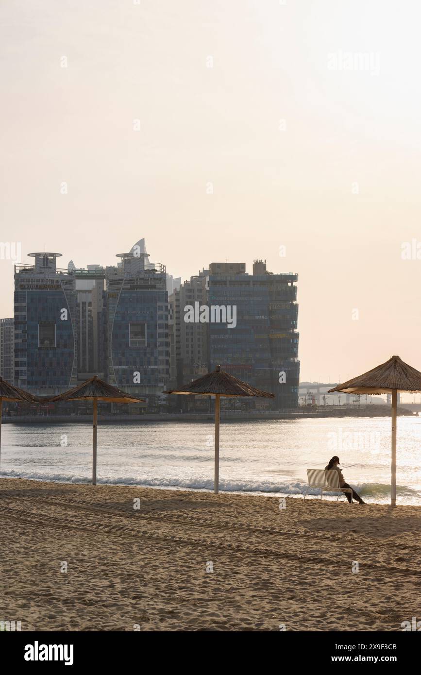 Frau sitzt am Gwangalli Beach, Busan, Südkorea Stockfoto