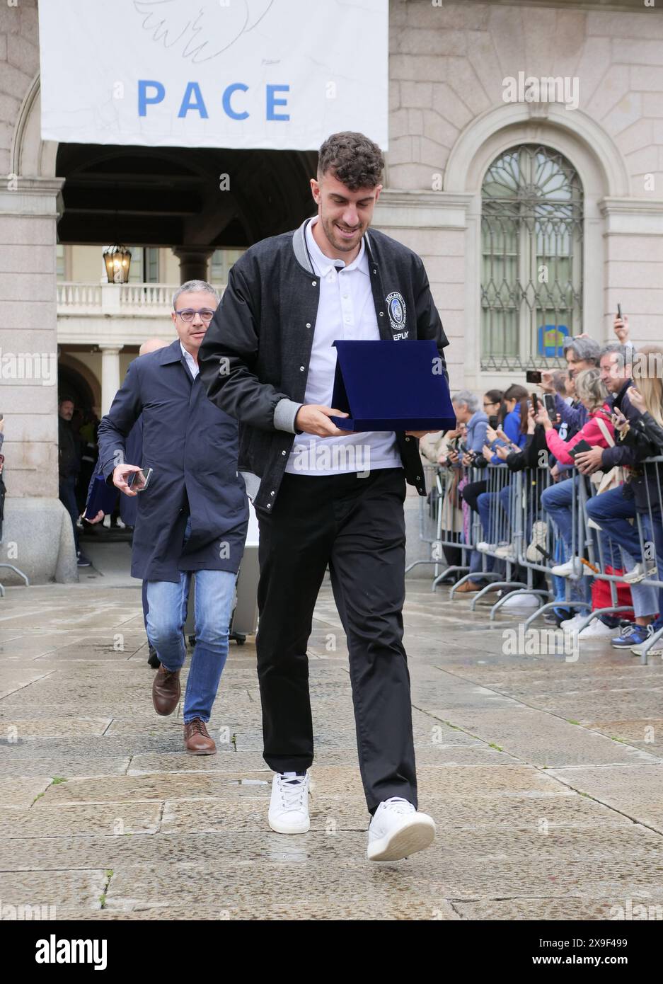 Bergamo, Italien. 31. Mai 2024. Nach der Preisverleihung in der Gemeinde Bergamo trifft Matteo Ruggeri die zahlreichen Fans, die Atalanta vor dem Palazzo Frizzoni begrüßen. Credit: Independent Photo Agency/Alamy Live News Stockfoto