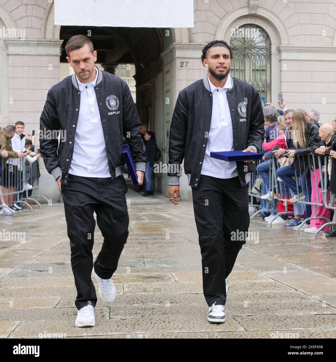 Bergamo, Italien. 31. Mai 2024. Ederson und Rafael Toloi begrüßen nach der Preisverleihung in der Gemeinde Bergamo die zahlreichen Fans, die Atalanta vor dem Palazzo Frizzoni begrüßen. Credit: Independent Photo Agency/Alamy Live News Stockfoto