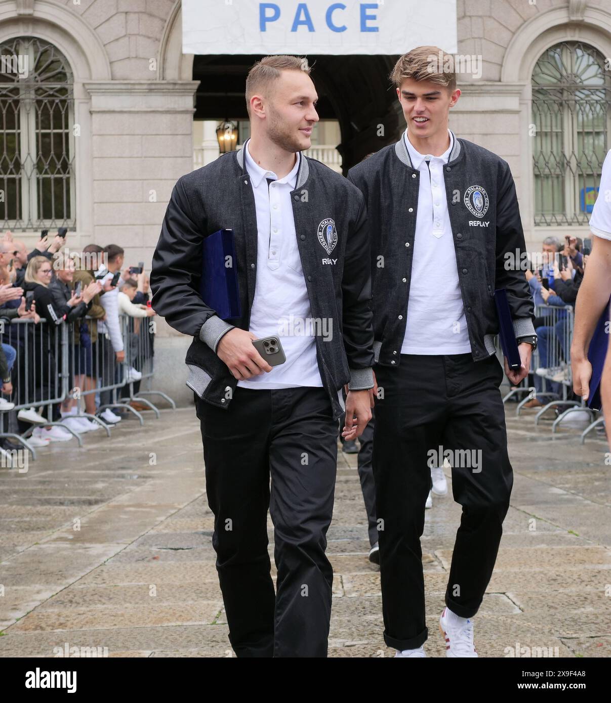 Bergamo, Italien. 31. Mai 2024. Teun Koopmeisters und Charles de Ketelaere begrüßen nach der Preisverleihung in der Gemeinde Bergamo die zahlreichen Fans, die Atalanta vor dem Palazzo Frizzoni begrüßen Stockfoto