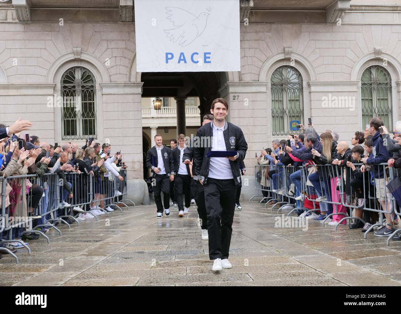 Bergamo, Italien. 31. Mai 2024. Nach der Preisverleihung in der Gemeinde Bergamo begrüßt de Roon die zahlreichen Fans, die Atalanta vor dem Palazzo Frizzoni begrüßen. Credit: Independent Photo Agency/Alamy Live News Stockfoto