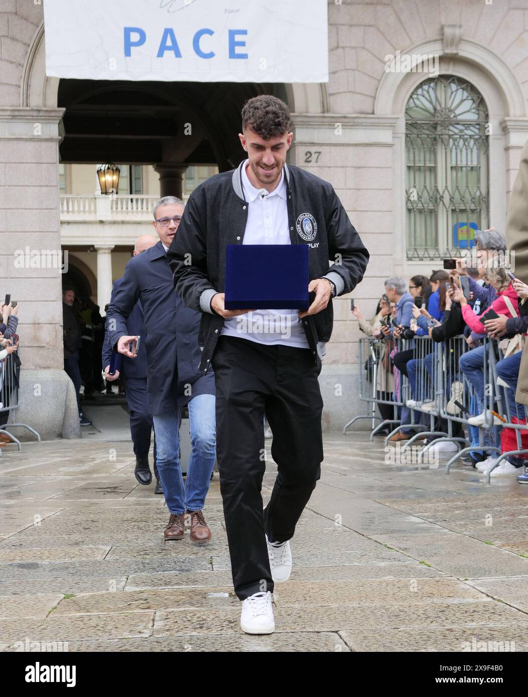 Bergamo, Italien. 31. Mai 2024. Nach der Preisverleihung in der Gemeinde Bergamo trifft Matteo Ruggeri die zahlreichen Fans, die Atalanta vor dem Palazzo Frizzoni begrüßen. Credit: Independent Photo Agency/Alamy Live News Stockfoto