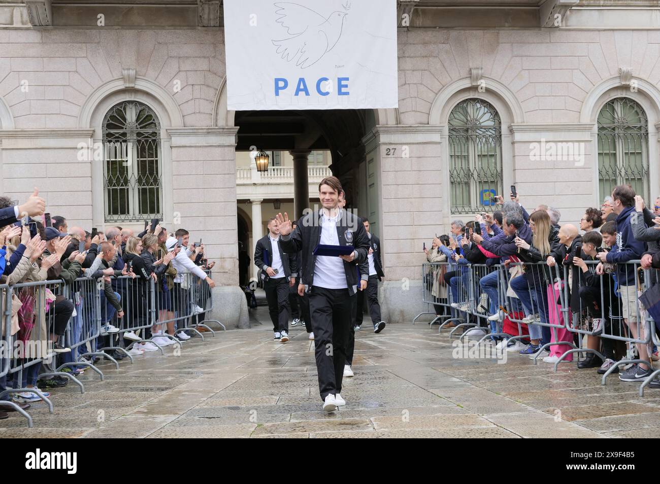 Bergamo, Italien. 31. Mai 2024. Nach der Preisverleihung in der Gemeinde Bergamo begrüßt de Roon die zahlreichen Fans, die Atalanta vor dem Palazzo Frizzoni begrüßen. Credit: Independent Photo Agency/Alamy Live News Stockfoto