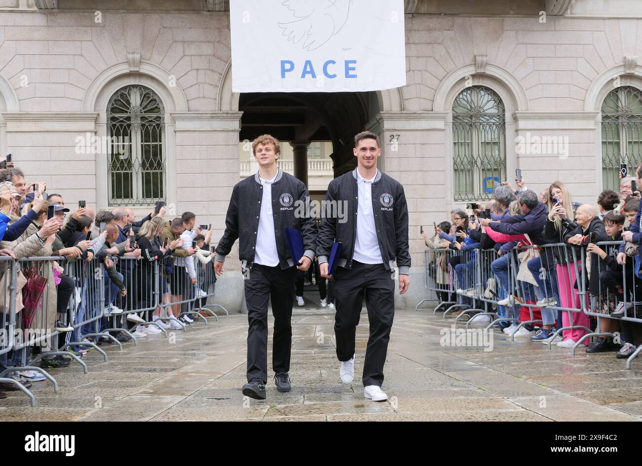 Bergamo, Italien. 31. Mai 2024. Giorgio Scalvini und Juan Musso begrüßen nach der Preisverleihung in der Gemeinde Bergamo die zahlreichen Fans, die Atalanta vor dem Palazzo Frizzoni begrüßen. Credit: Independent Photo Agency/Alamy Live News Stockfoto