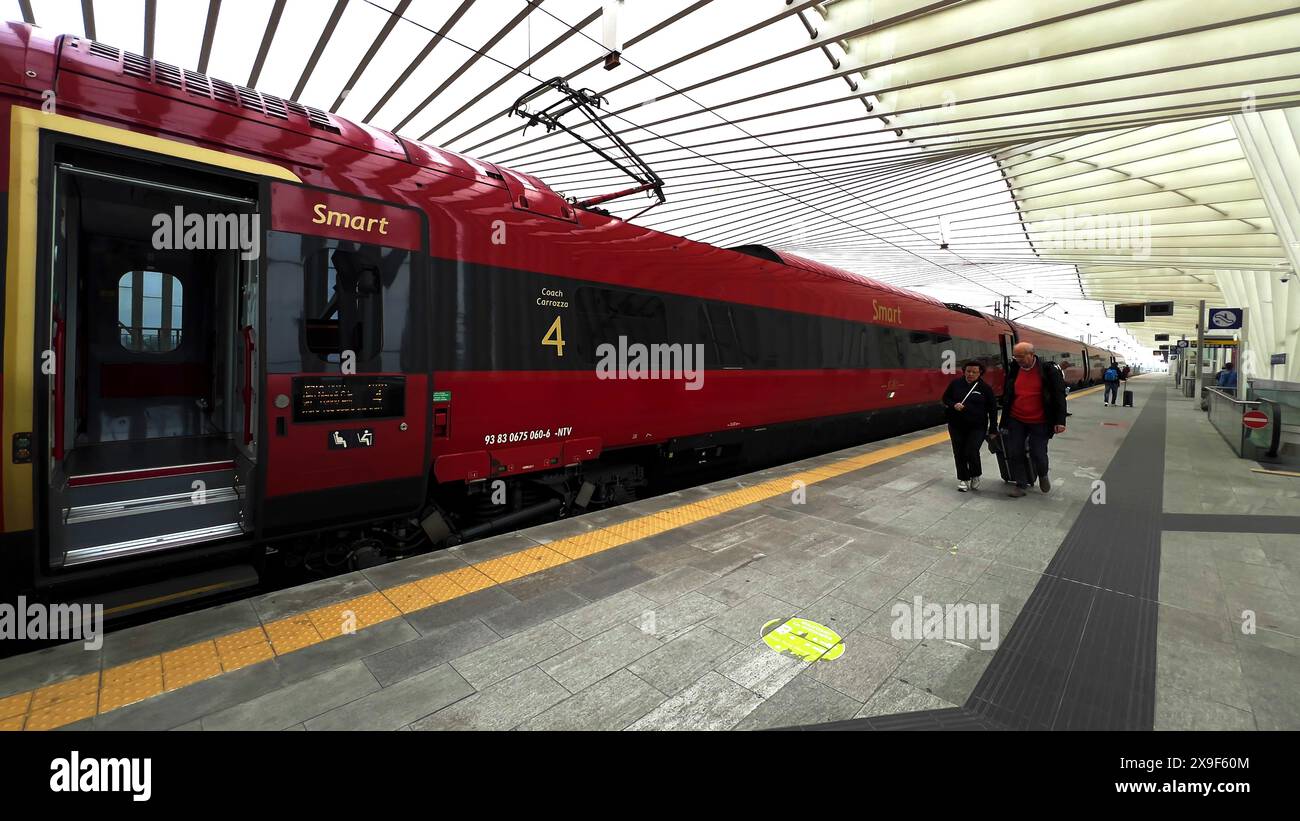 Der Hochgeschwindigkeitszug fährt in den Bahnhof Reggio Emilia AV Mediopadana ein, der in Italien fortgeschrittene Eisenbahnverkehr ist. Stockfoto