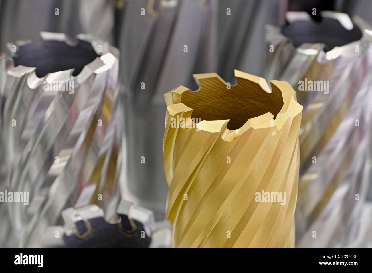 Große Gruppe von verschiedenen Kernschneidern, rotierenden Werkzeugen für die Metallbearbeitung. Nahaufnahme, selektiver Fokus. Abstrakter industrieller Hintergrund. Stockfoto