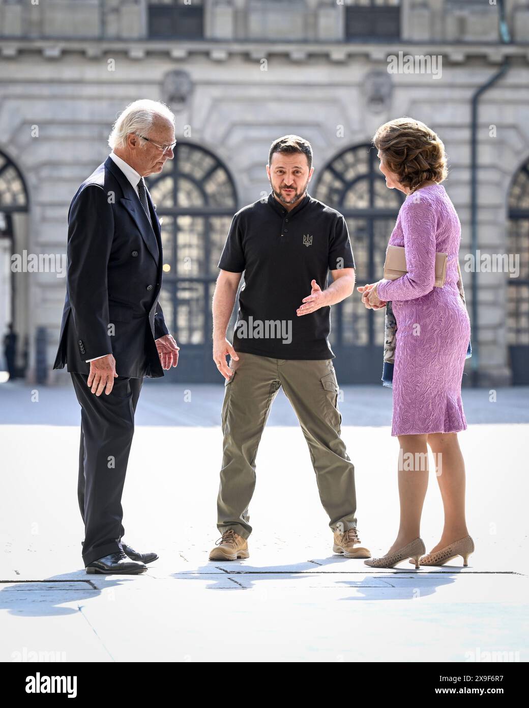Stockholm, Schweden. 31. Mai 2024. STOCKHOLM, SCHWEDEN 20240531Schwedens König Carl Gustaf und Königin Silvia treffen am 31. Mai 2024 vor dem Stockgholm-Palast den ukrainischen Präsidenten Wolodymyr Zelensky. Foto: Fredrik Sandberg/TT/Code 10080 Credit: TT News Agency/Alamy Live News Stockfoto