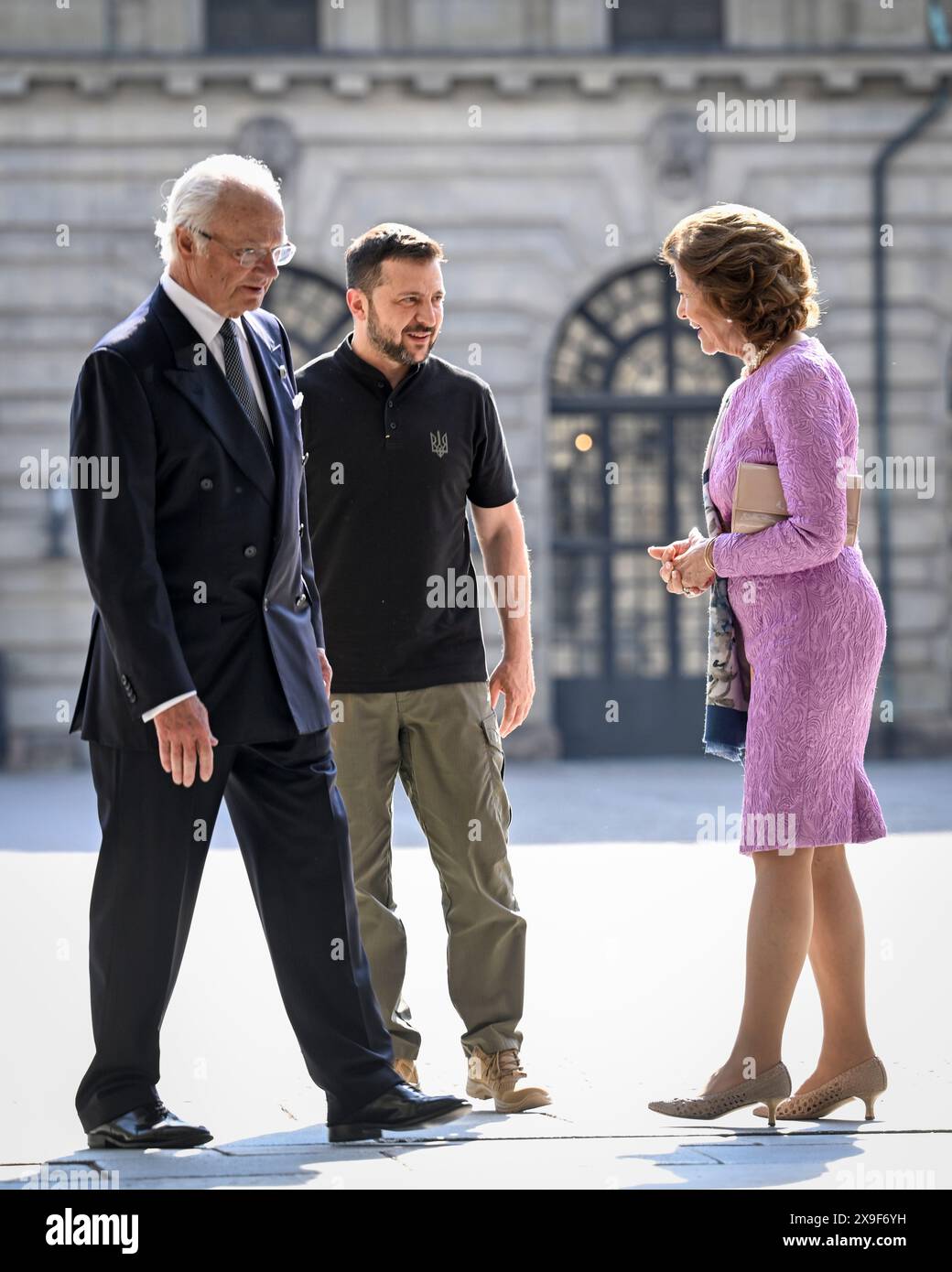 Stockholm, Schweden. 31. Mai 2024. STOCKHOLM, SCHWEDEN 20240531Schwedens König Carl Gustaf und Königin Silvia treffen am 31. Mai 2024 vor dem Stockgholm-Palast den ukrainischen Präsidenten Wolodymyr Zelensky. Foto: Fredrik Sandberg/TT/Code 10080 Credit: TT News Agency/Alamy Live News Stockfoto