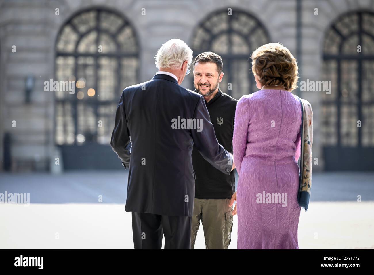 Stockholm, Schweden. 31. Mai 2024. STOCKHOLM, SCHWEDEN 20240531Schwedens König Carl Gustaf und Königin Silvia treffen am 31. Mai 2024 vor dem Stockgholm-Palast den ukrainischen Präsidenten Wolodymyr Zelensky. Foto: Fredrik Sandberg/TT/Code 10080 Credit: TT News Agency/Alamy Live News Stockfoto