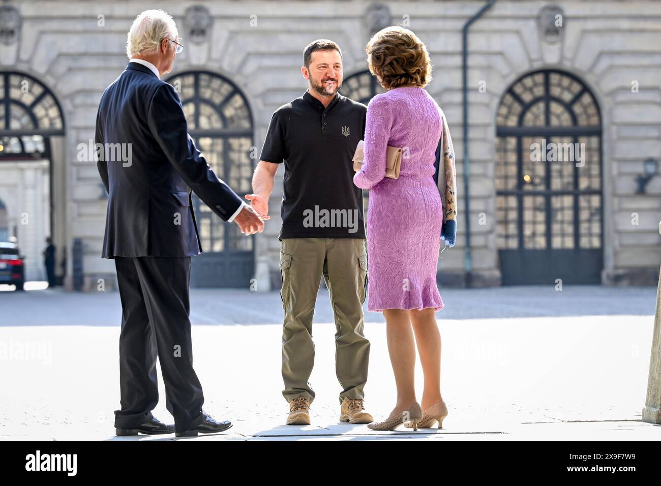 Stockholm, Schweden. 31. Mai 2024. STOCKHOLM, SCHWEDEN 20240531Schwedens König Carl Gustaf und Königin Silvia treffen am 31. Mai 2024 vor dem Stockholmer Palast in Stockholm, Schweden, den ukrainischen Präsidenten Wolodymyr Zelenskyj. Foto: Fredrik Sandberg/TT/Code 10080 Credit: TT News Agency/Alamy Live News Stockfoto