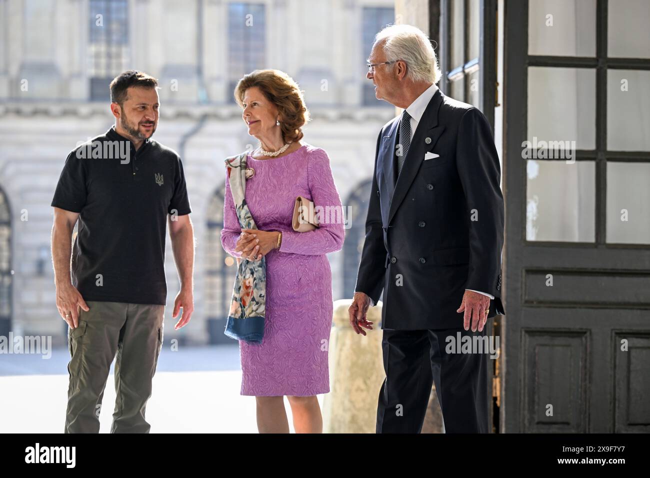 Stockholm, Schweden. 31. Mai 2024. STOCKHOLM, SCHWEDEN 20240531Schwedens König Carl Gustaf und Königin Silvia treffen am 31. Mai 2024 vor dem Stockholmer Palast in Stockholm, Schweden, den ukrainischen Präsidenten Wolodymyr Zelenskyj. Foto: Fredrik Sandberg/TT/Code 10080 Credit: TT News Agency/Alamy Live News Stockfoto