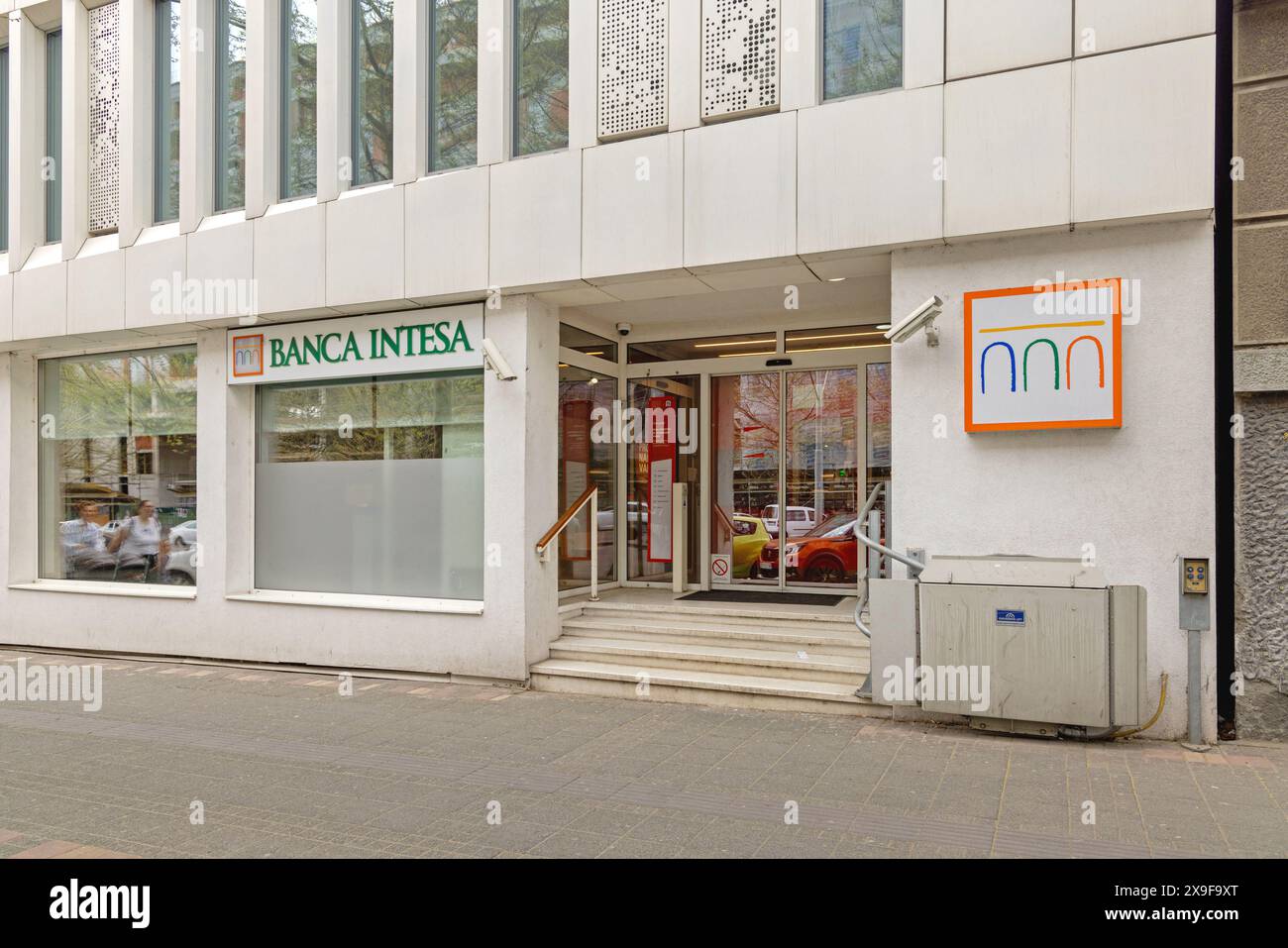 Belgrad, Serbien - 31. März 2024: Italienische Sanpaolo Group Banca Intesa am King Alexander Boulevard in der Hauptstadt. Stockfoto