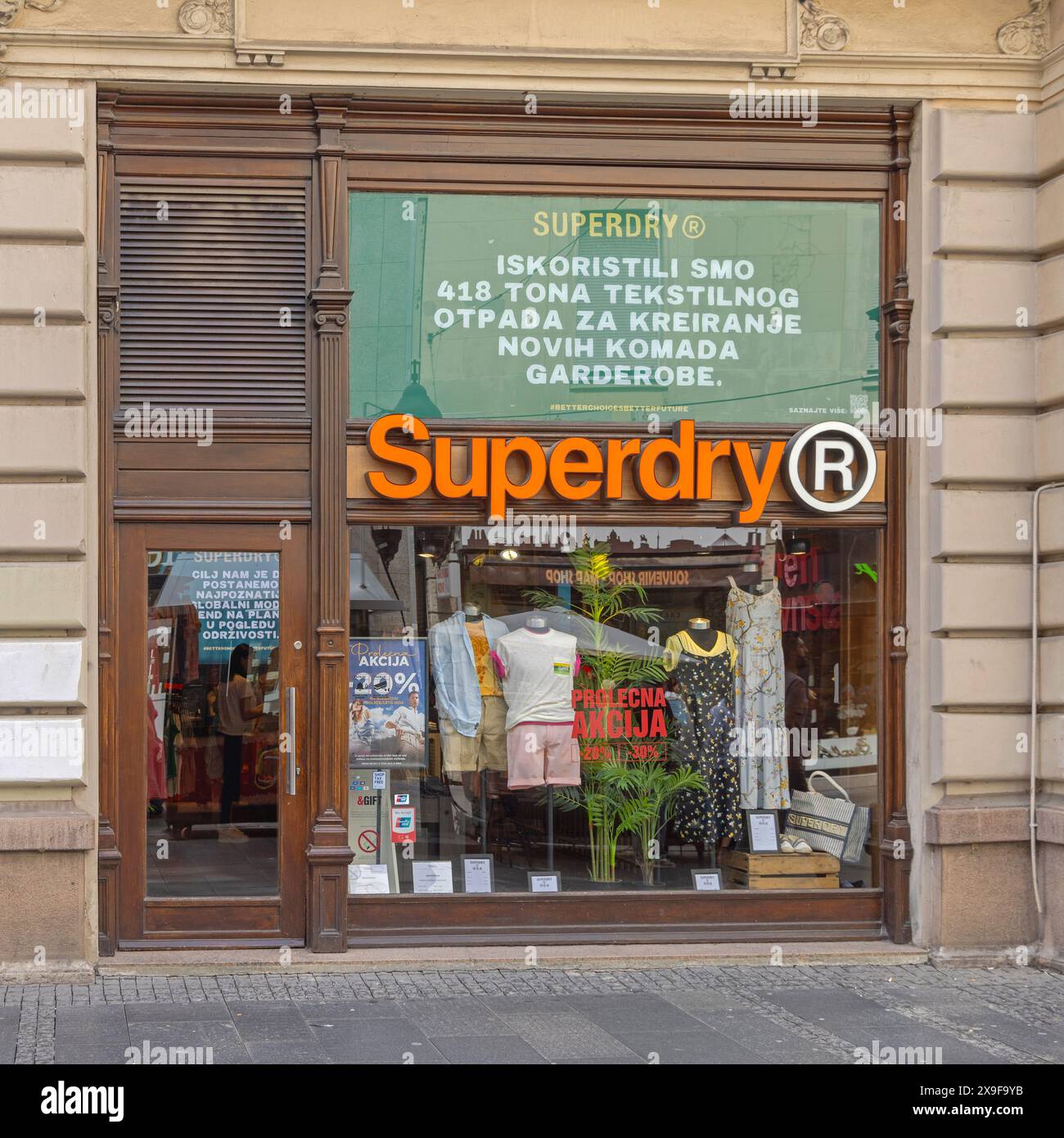 Belgrad, Serbien - 04. Mai 2024: Fashion Shop Superdry trendige Bekleidung mit aktualisiertem Vintage-Feeling in der Kneza Mihaila Street in der Hauptstadt. Stockfoto