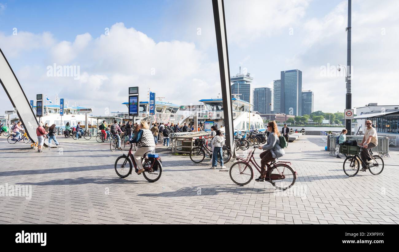 Radfahrer, die am 28. Mai 2024 am Ufer des IJ in Amsterdam, Niederlande, unterwegs waren. Stockfoto